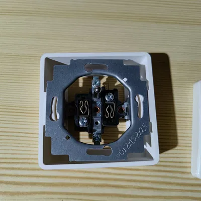 Hộp tường cho ổ cắm 81x81x25.5 mm