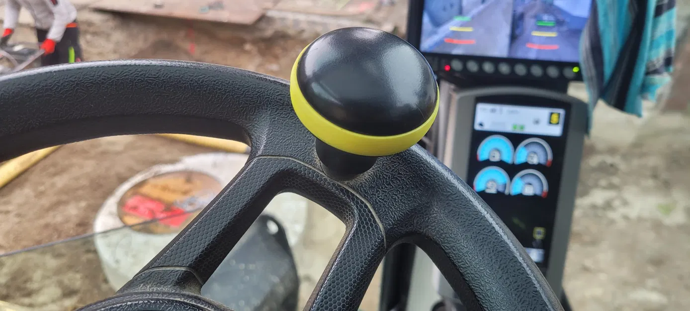 Núm vô lăng mới cho máy xúc CAT M 318 F - Image 1