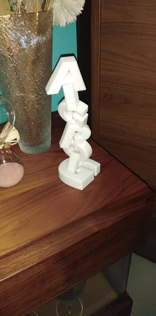 Chữ cái lớn dán keo nghệ thuật trong tác phẩm điêu khắc - Image 1