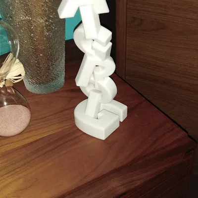 Chữ cái lớn dán keo nghệ thuật trong tác phẩm điêu khắc