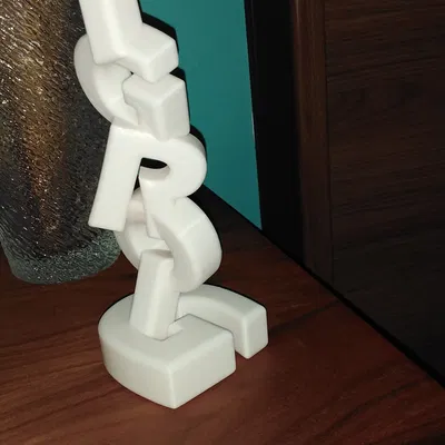 Chữ cái lớn dán keo nghệ thuật trong tác phẩm điêu khắc