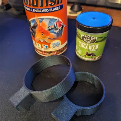 Giá đỡ thức ăn cho cá và rùa treo cạnh bể cá