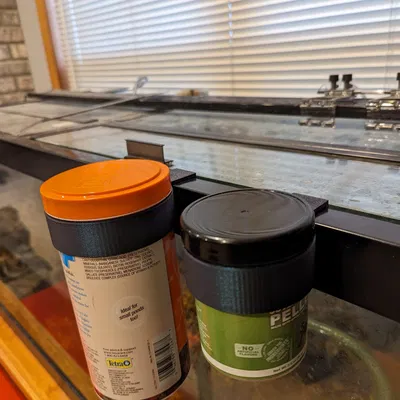 Giá đỡ thức ăn cho cá và rùa treo cạnh bể cá