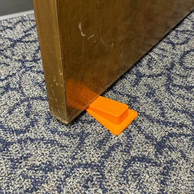 Cái chặn cửa cổ điển cho cửa trong nhà