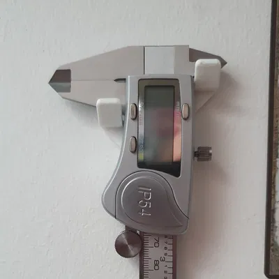 Giá treo thước kẹp kỹ thuật số trên tường