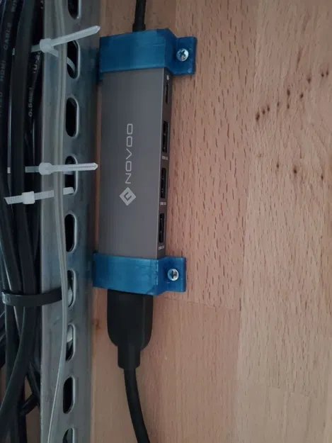 Giá đỡ đơn giản cho bộ chuyển đổi USB C NOVOO - Image 1