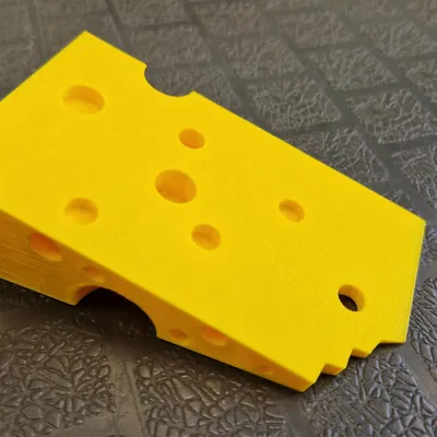 Kẹp cửa hình phô mai với dấu cắn độc đáo