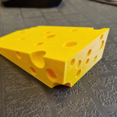 Kẹp cửa hình phô mai với dấu cắn độc đáo