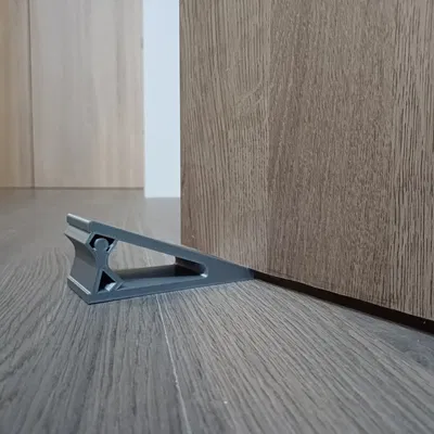 Cái chặn cửa hình người hiện đại và mạnh mẽ