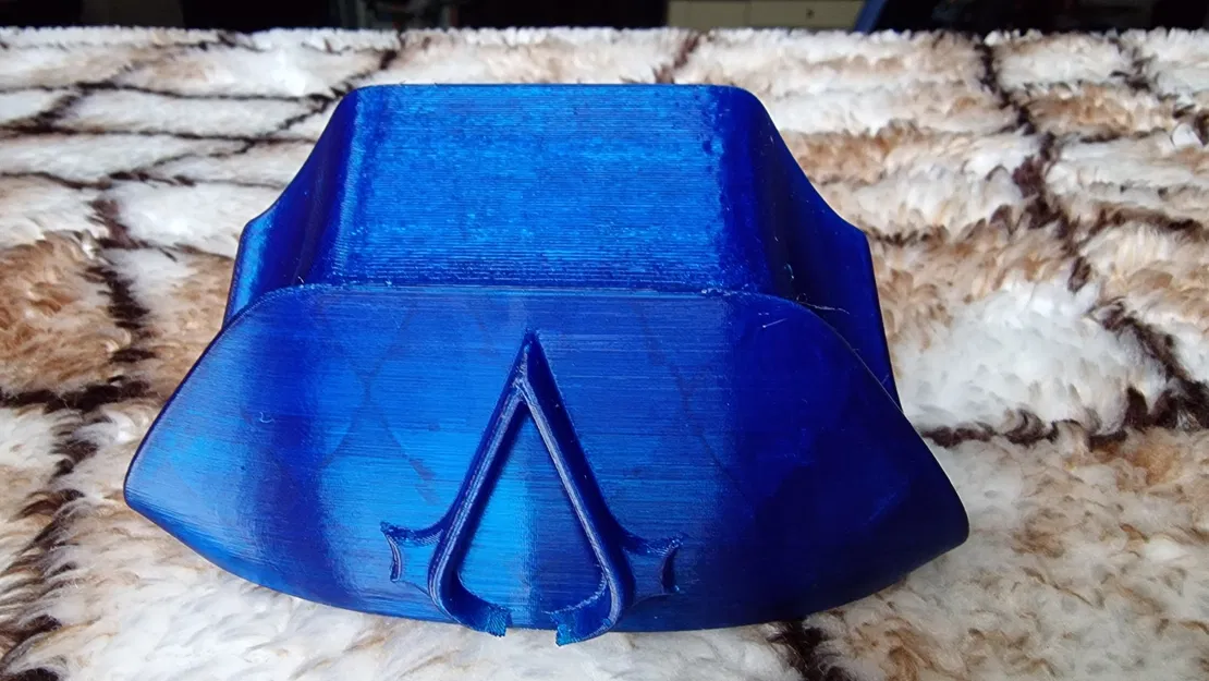 Giá đỡ tay cầm Xbox tối giản với logo Assassins Creed - Image 2