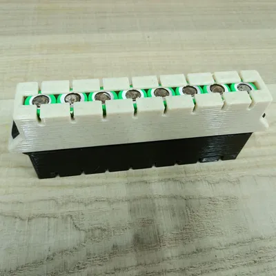 Mẫu khuôn hàn cho 8 pin 18650 trong một hàng