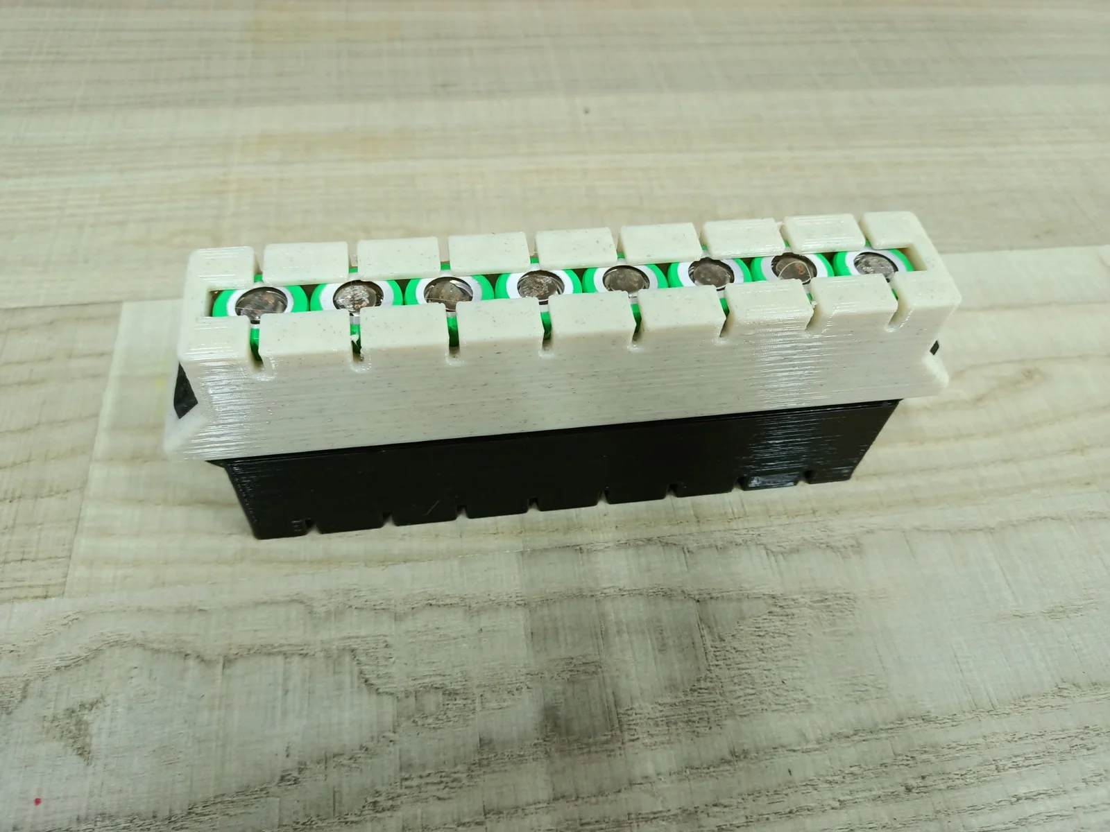 Mẫu khuôn hàn cho 8 pin 18650 trong một hàng 1