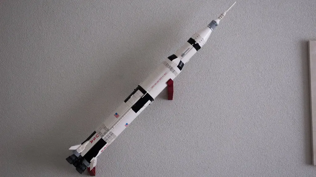 Giá đỡ treo tường cho mô hình LEGO NASA Apollo Saturn V - Image 1