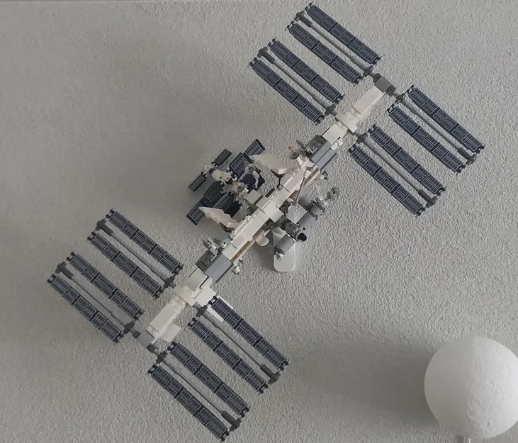 Giá đỡ treo tường cho Trạm Không Gian Quốc Tế LEGO - Image 1
