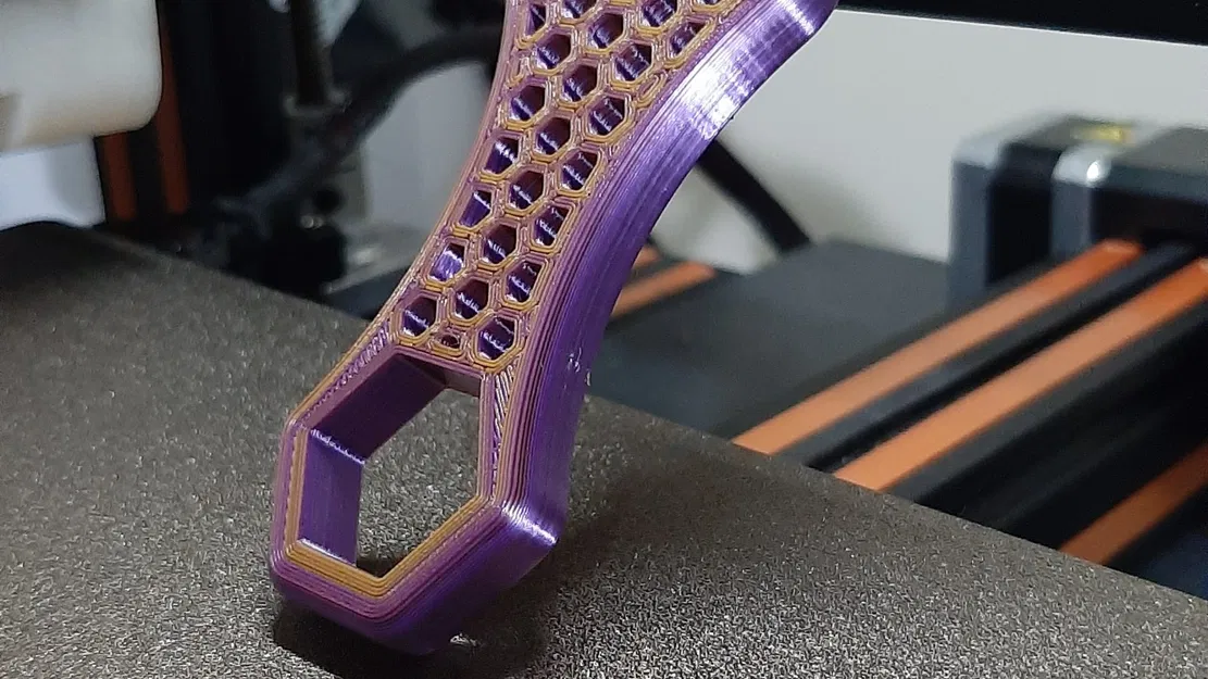 Khung ná cao su "Stinger" với thiết kế hình lục giác - Image 1