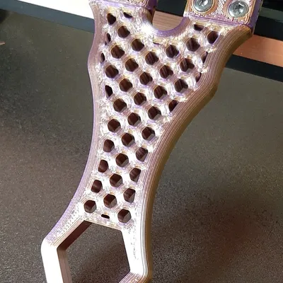 Khung ná cao su "Stinger" với thiết kế hình lục giác