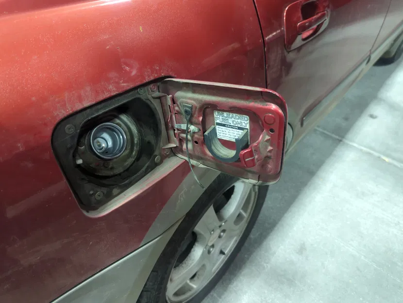 Giá đỡ nắp xăng cho xe Subaru đời cũ - Image 1