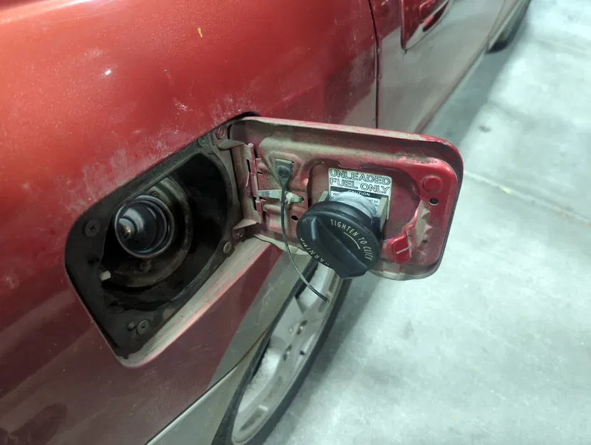 Giá đỡ nắp xăng cho xe Subaru đời cũ - Image 2