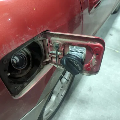 Giá đỡ nắp xăng cho xe Subaru đời cũ