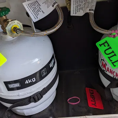 Nhãn màu cho chai gas LPG trong xe motorhome