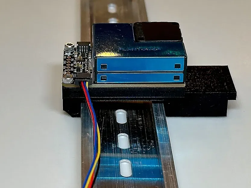Một giá đỡ Din Rail cho bảng mạch phân tách chất lượng không khí Adafruit PMSA003I - Image 2