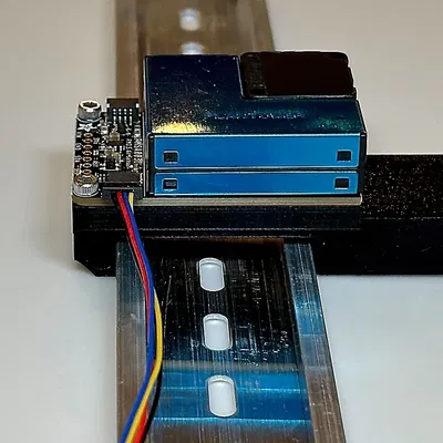 Một giá đỡ Din Rail cho bảng mạch phân tách chất lượng không khí Adafruit PMSA003I