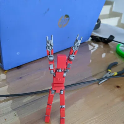 Biểu tượng LUCKY 13 với dấu tay giơ ngón tay cái