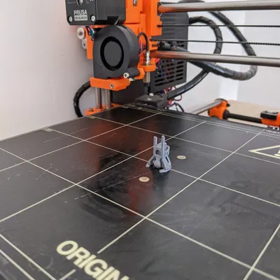 Biểu tượng LUCKY 13 với dấu tay giơ ngón tay cái