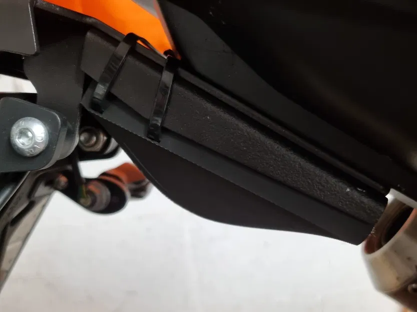 Nắp che dây cáp cho KTM Duke 890 R của Lightech - Image 5