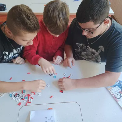 Cấu trúc phân tử hợp chất hữu cơ với liên kết hóa học