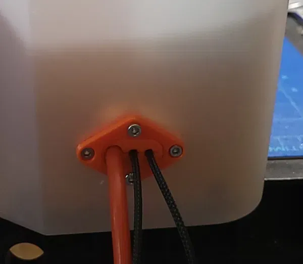 Cáp đi qua hộp với kẹp cáp tùy chỉnh - Image 1