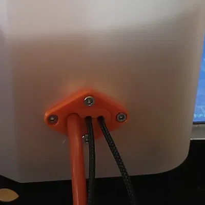 Cáp đi qua hộp với kẹp cáp tùy chỉnh