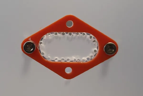 Cáp đi qua hộp với kẹp cáp tùy chỉnh - Image 3