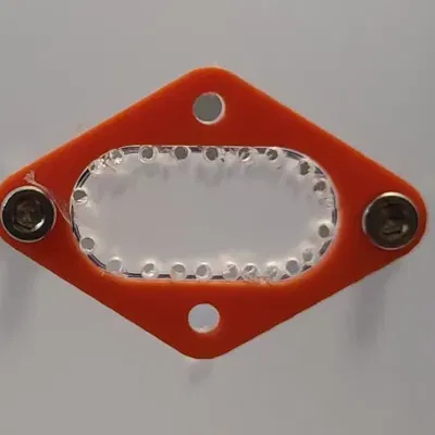 Cáp đi qua hộp với kẹp cáp tùy chỉnh