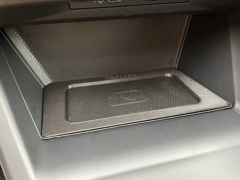 Giá đỡ điện thoại cho đế sạc không dây Volkswagen Golf Mk8 - Image 1