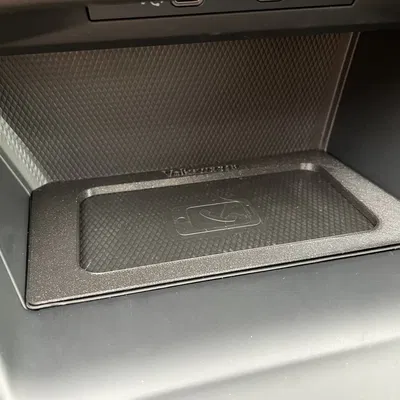 Giá đỡ điện thoại cho đế sạc không dây Volkswagen Golf Mk8