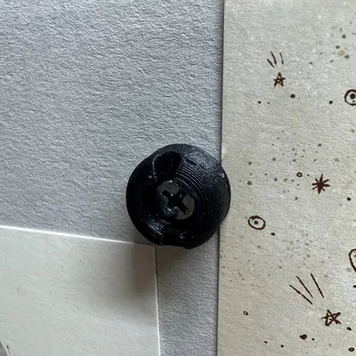 Giá đỡ cáp iPhone gắn tường đơn giản