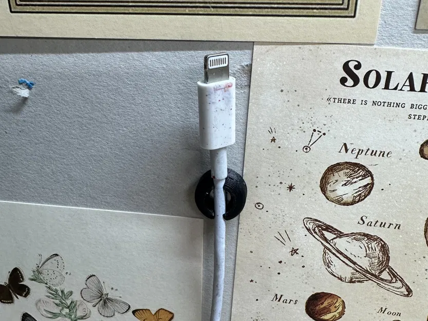 Giá đỡ cáp iPhone gắn tường đơn giản - Image 2