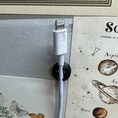 Giá đỡ cáp iPhone gắn tường đơn giản