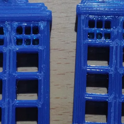 Móc khóa hoặc bông tai Tardis của Dr Who