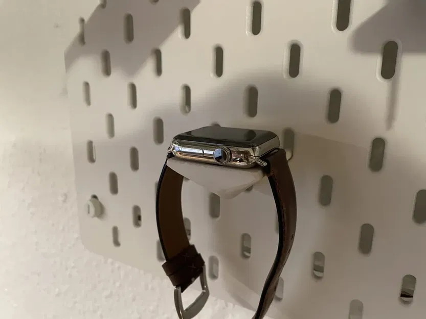 Giá đỡ sạc Apple Watch trên bảng SKADIS của Ikea - Image 1