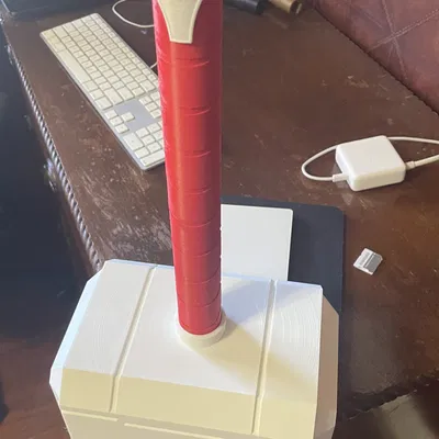 Búa thần Thor Mjolnir với thiết kế chi tiết