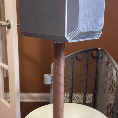 Búa thần Thor Mjolnir với thiết kế chi tiết