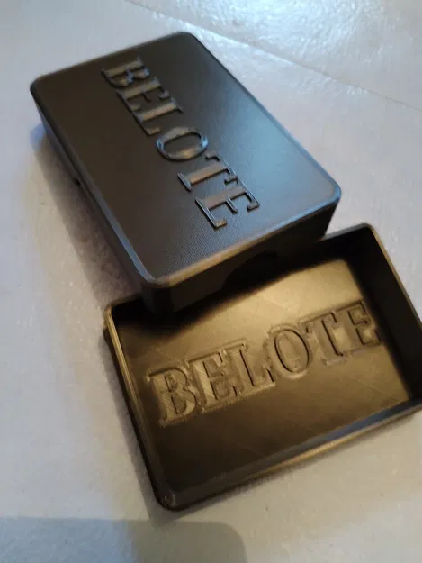 Hộp trò chơi bài Belote với thiết kế độc đáo - Image 1