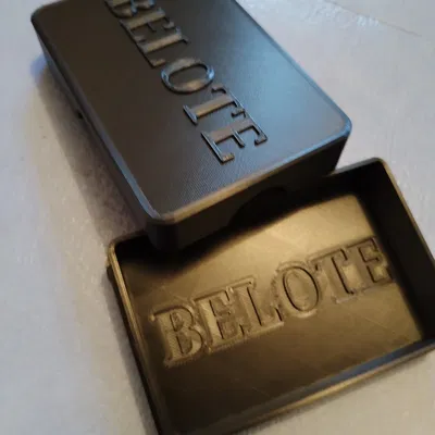 Hộp trò chơi bài Belote với thiết kế độc đáo