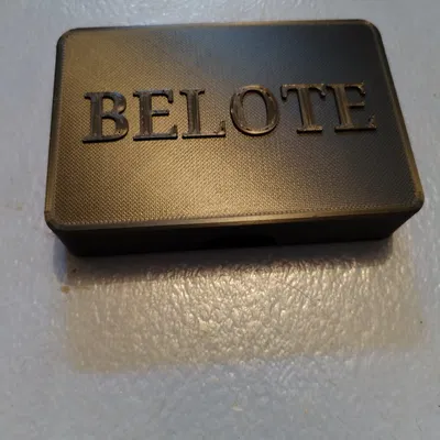 Hộp trò chơi bài Belote với thiết kế độc đáo