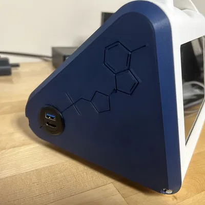 Mô hình bên trái của Project Ada với phần cắt ra