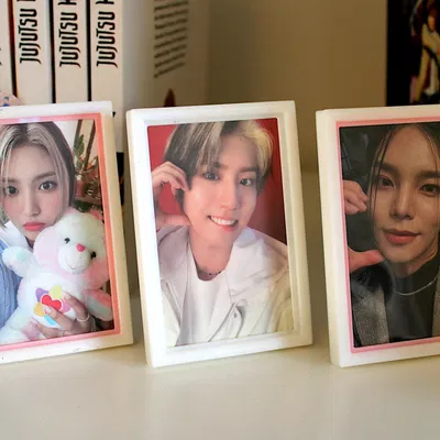 Giá đỡ thẻ ảnh Kpop & Pokemon với khung màu sắc
