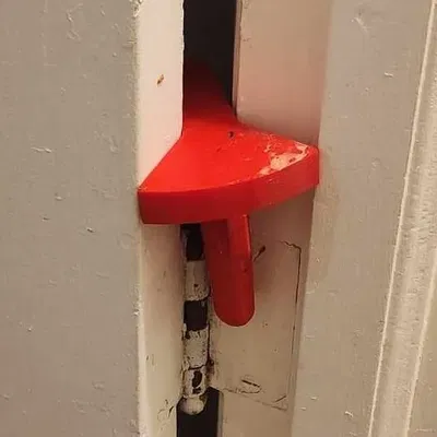 Công cụ chặn cửa bằng chốt bản lề