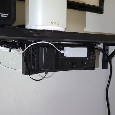 Giá đỡ kệ đơn giản với lỗ truy cập cho vít